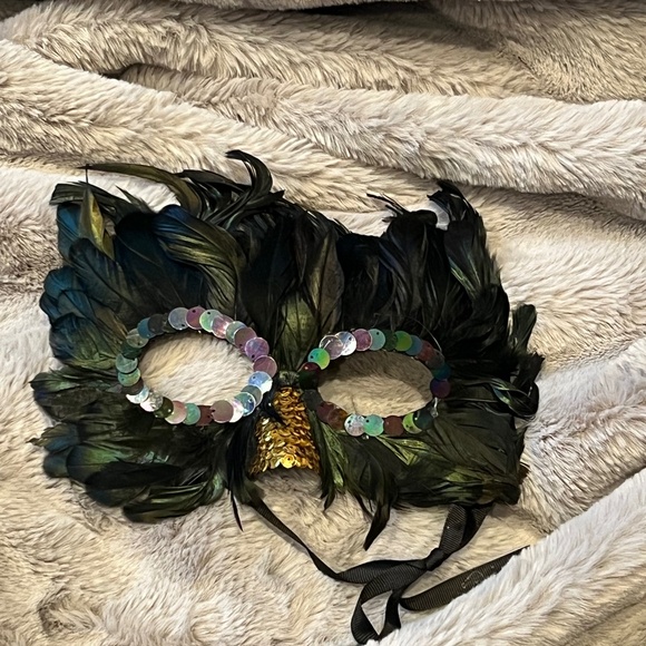 Pottery Barn Black Feather & Sequin Face Mask (NEW Condition) Mardi Gras - Picture 1 of 5